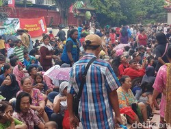 Warga dan Pengemis Antre di Vihara Dharma Bhakti Berharap Angpau