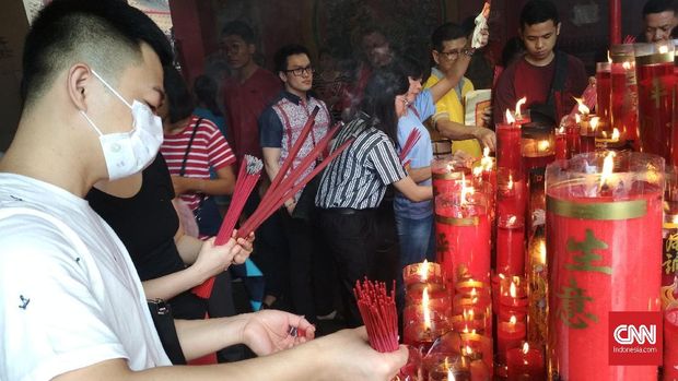 Warga Rela Menginap di Vihara Dharma Bakti Demi Amplop Imlek