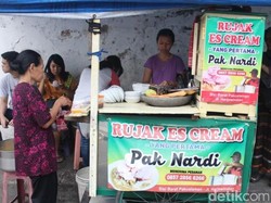 Mencicipi Rasa Unik Rujak Es Krim Pak Nardi