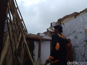 Diterjang Hujan Badai, Tiga Rumah di Kejuden Cirebon Ambruk