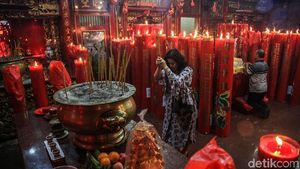 Sambut Imlek dengan Berdoa di Wihara Dharma Bhakti