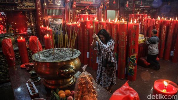 Sambut Imlek dengan Berdoa di Wihara Dharma Bhakti