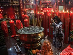 Sambut Imlek dengan Berdoa di Wihara Dharma Bhakti Sambut Imlek dengan Berdoa di Wihara Dharma Bhakti