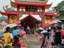 Di Tengah Gerimis, Pengemis Berburu Angpau Imlek di Klenteng Ancol