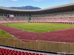 Stadion ini dikelilingi oleh perbukitan yang membuat pemandangan semakin indah. Menko PMK Muhadjir Effendy menyebut standar pembangunannya mengacu pada kandang Ajax Amsterdam, yakni Amsterdam Arena.