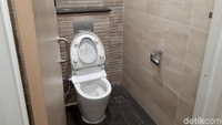 Salah satu toilet di sudut stadion. 