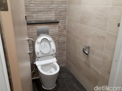 Salah satu toilet di sudut stadion. 