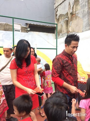 Delon dan Aida bagi-bagi angpao