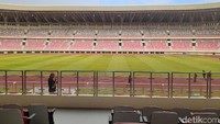 Pemandangan lapangan dari tribun VIP.