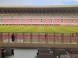 Pemandangan lapangan dari tribun VIP.