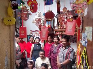 Begini Cara Warga yang Tinggal di Bekas Kandang Kuda Rayakan Imlek Begini Cara Warga yang Tinggal di Bekas Kandang Kuda Rayakan Imlek