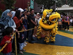 Tak Peduli Hujan, Pengunjung Ancol Tetap Antusias Nonton Barongsai