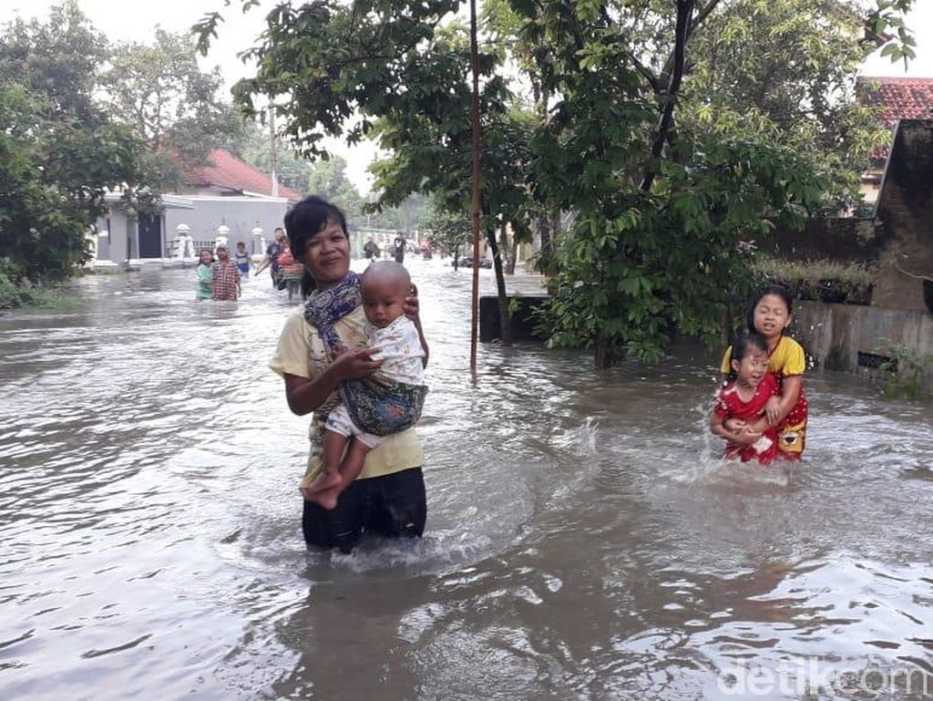 Banjir Juga Rendam Margadana Kota Tegal, Warga Diungsikan Banjir Juga Rendam Margadana Kota Tegal, Warga Diungsikan