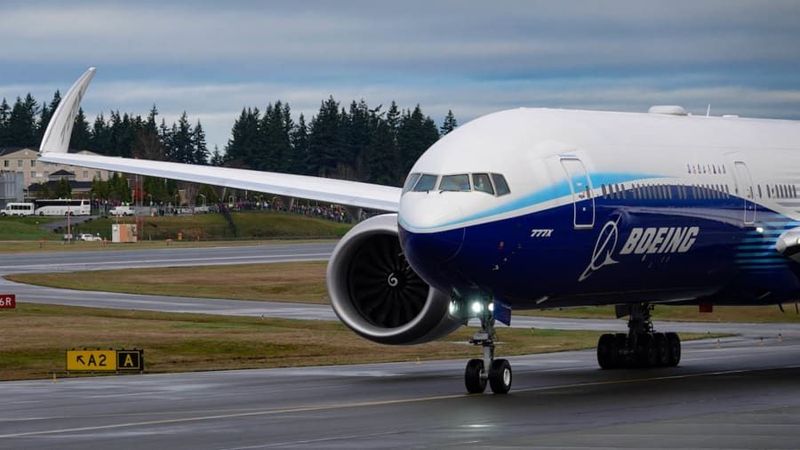Setelah menunggu berhari-hari karena cuaca buruk, pesawat WH-001 keluar dari Paine Field, pabrik Boeing di Seattle, pada Sabtu pagi. Penerbangan uji coba telah ditunda dua kali dalam seminggu karena cuaca buruk (Foto: CNN)