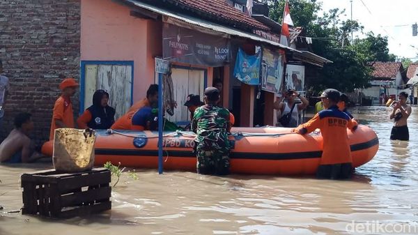 Warga Diungsikan Akibat Banjir di Tegal