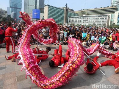 Naga Merah Meliuk-liuk di Bunderan HI