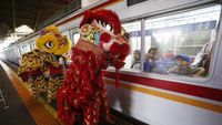 Barongsai Hibur Penumpang Kereta