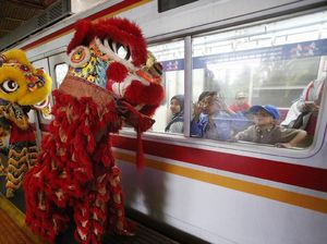 Barongsai Hibur Penumpang Kereta