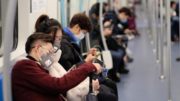 Orang pakai masker untuk cegah virus corona