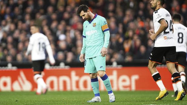 Barcelona's Lionel Messi stands during the Spanish La Liga soccer match between Valencia and Barcelona at the Mestalla Stadium in Valencia, Spain, Saturday, Jan. 25, 2020. (AP Photo/Alberto Saiz)