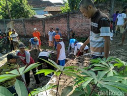 Warga Ponorogo Perbaiki Tanggul Jebol Agar Banjir 2019 Tak Terulang
