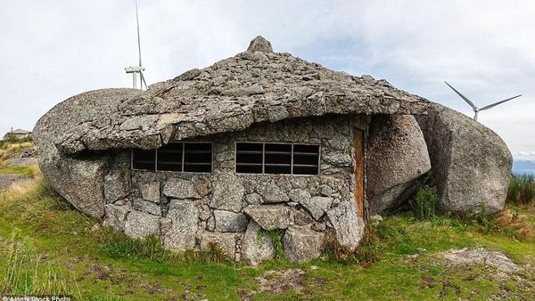 Inspiratif! Rumah Ini Dibangun dari Bebatuan Raksasa