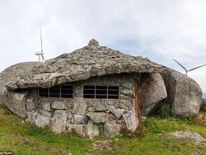 Keren! Rumah Ini Dibuat dari Bebatuan Raksasa