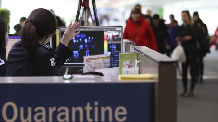 Thermal scanner disiagakan di bandara untuk mencegah masuknya virus corona (Foto: AP Photo) Thermal scanner disiagakan di bandara untuk mencegah masuknya virus corona (Foto: AP Photo)