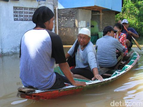 Banjir Dayeuhkolot Bandung Meluas, Aliran Listrik Dipadamkan