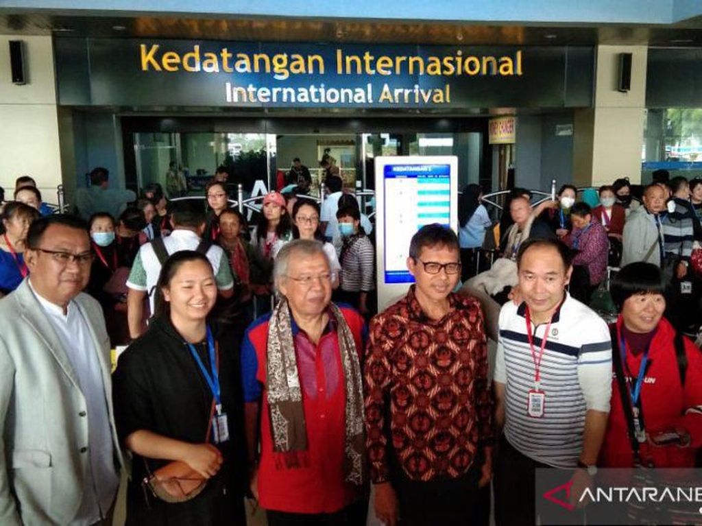 Gubernur Sumbar Sambut 174 Turis China di Bandara Minangkabau