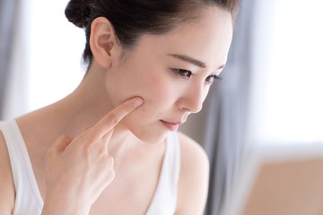 Rekomendasi Skincare untuk Kulit Sensitif &amp; Berjerawat, Aman dan Nggak Perih!