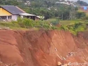Rumah Warga yang Dekat Proyek Tol Cisumdawu Terancam Longsor