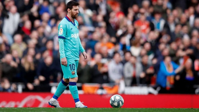 VALENCIA, SPAIN - JANUARY 25: Lionel Messi of FC Barcelona looks dejected following his side conceding the first goal during the La Liga match between Valencia CF and FC Barcelona at Estadio Mestalla on January 25, 2020 in Valencia, Spain. (Photo by Eric Alonso/Getty Images)