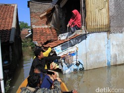 Tak Mudah Salurkan Bantuan Bagi Korban Banjir Dayeuhkolot, Ini Rintangannya