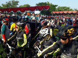 Ribuan Pesepeda Gowes Sadar Lingkungan di Pasuruan