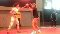 Serunya Pesepakbola Duel dengan Petarung MMA