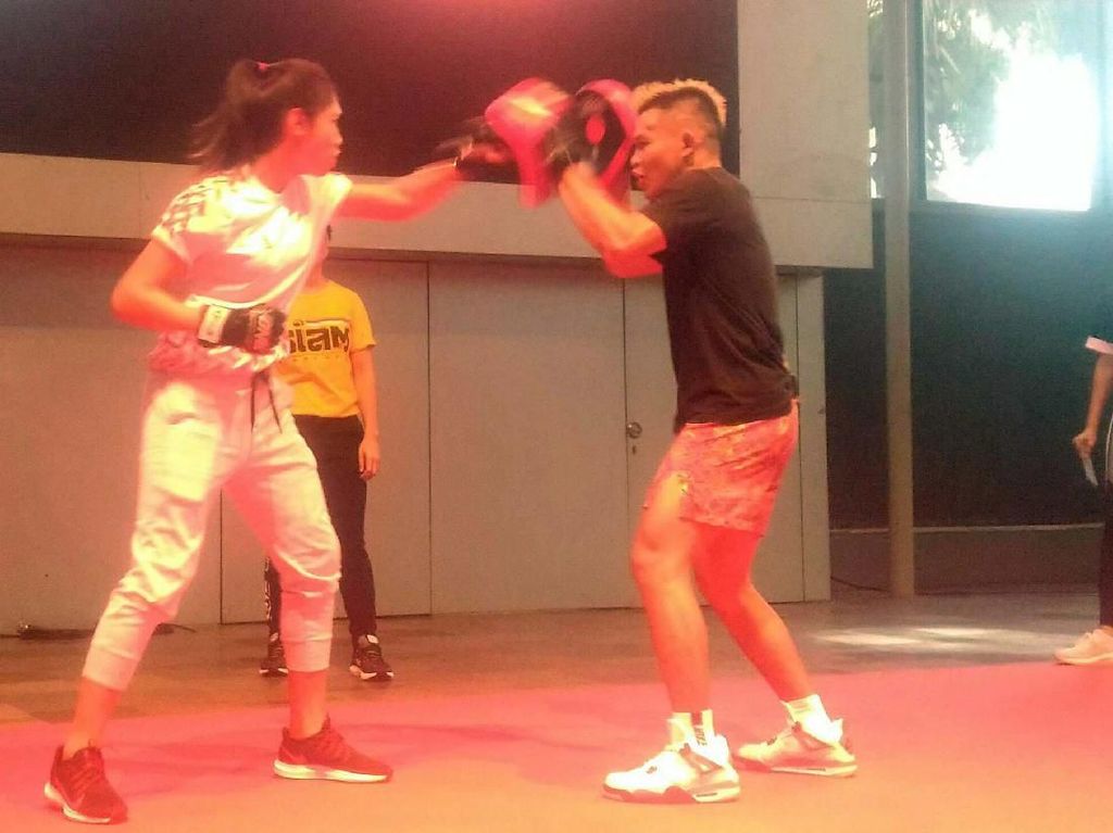 Serunya Pesepakbola Duel dengan Petarung MMA Serunya Pesepakbola Duel dengan Petarung MMA