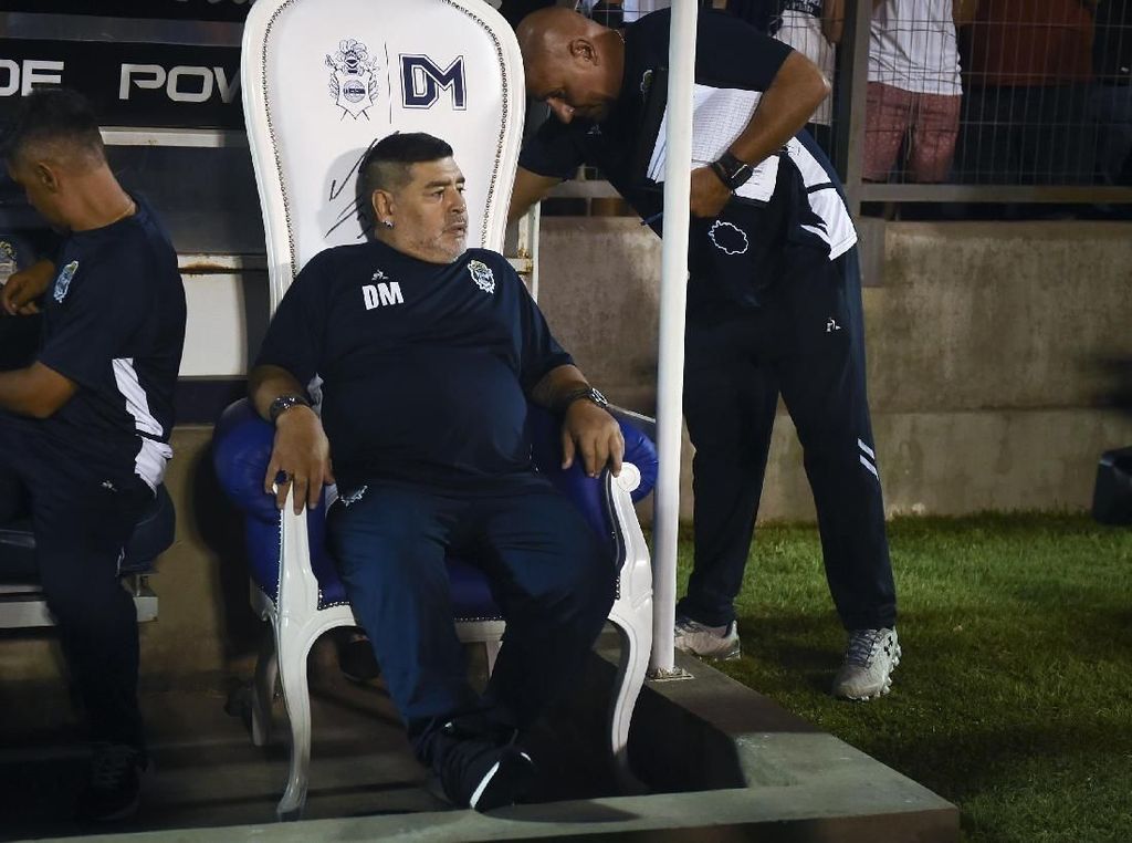 Singgasana untuk Raja Maradona di Gimnasia Singgasana untuk Raja Maradona di Gimnasia