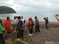 Gerindra Sumbar Bersih-bersih Sampah Pantai Padang, Lalu Sindir Wali Kota