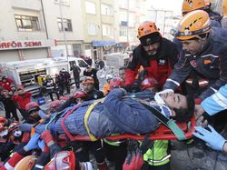 Melihat Proses Evakuasi Korban Gempa Turki