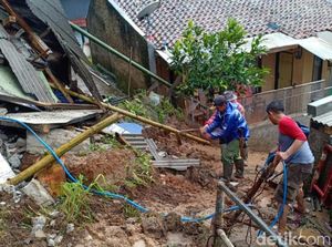 Bahayakan Dua Rumah Penduduk, Kios Ponsel di Lembang Dirobohkan