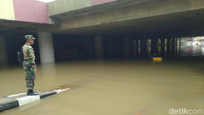 Penanganan banjir di underpass Kemayoran pada Minggu (26/1/2020). (Sachril Agustin Berutu/detikcom) Penanganan banjir di underpass Kemayoran pada Minggu (26/1/2020). (Sachril Agustin Berutu/detikcom)