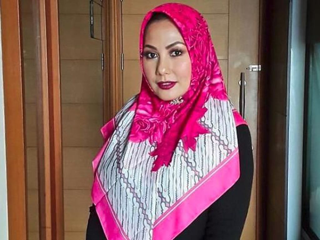 Emma Waroka: Allah Tidak Murka dengan Wanita Tak Berhijab! Emma Waroka: Allah Tidak Murka dengan Wanita Tak Berhijab!