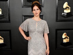 Pakai Masker Jaring, Penampilan Lana Del Rey Diolok-olok Mirip Bungkus Apel