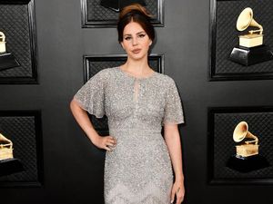 Bukan Nyanyi, Lana Del Rey Baca Puisi di Buku Audio Bukan Nyanyi, Lana Del Rey Baca Puisi di Buku Audio