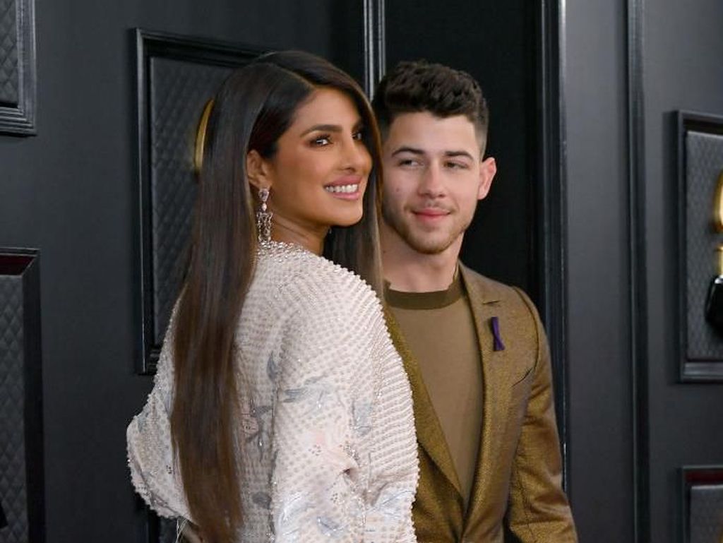 Priyanka Chopra Sumbang 1.000 Pasang Sepatu untuk Tenaga Kesehatan Priyanka Chopra Sumbang 1.000 Pasang Sepatu untuk Tenaga Kesehatan