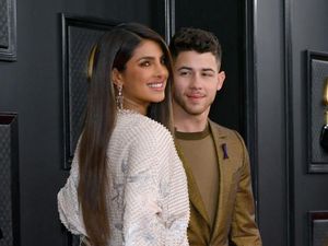Priyanka Chopra Ketahuan Nyalon saat Lockdown, Sampai Ditegur Polisi Priyanka Chopra Ketahuan Nyalon saat Lockdown, Sampai Ditegur Polisi