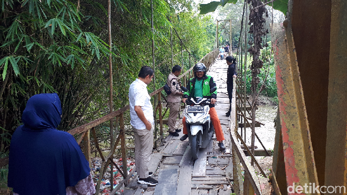 Haris Fadhil-detikcom/  Wakil Ketua DPRD Kota Medan dari Fraksi Gerindra Ihwan Ritonga mengecek jembatan lapuk di Medan Maimun