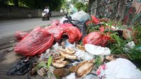 Jorok, Sampah Menumpuk di Pinggir Jalan Cikunir Bekasi