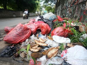 Jorok, Sampah Menumpuk di Pinggir Jalan Cikunir Bekasi